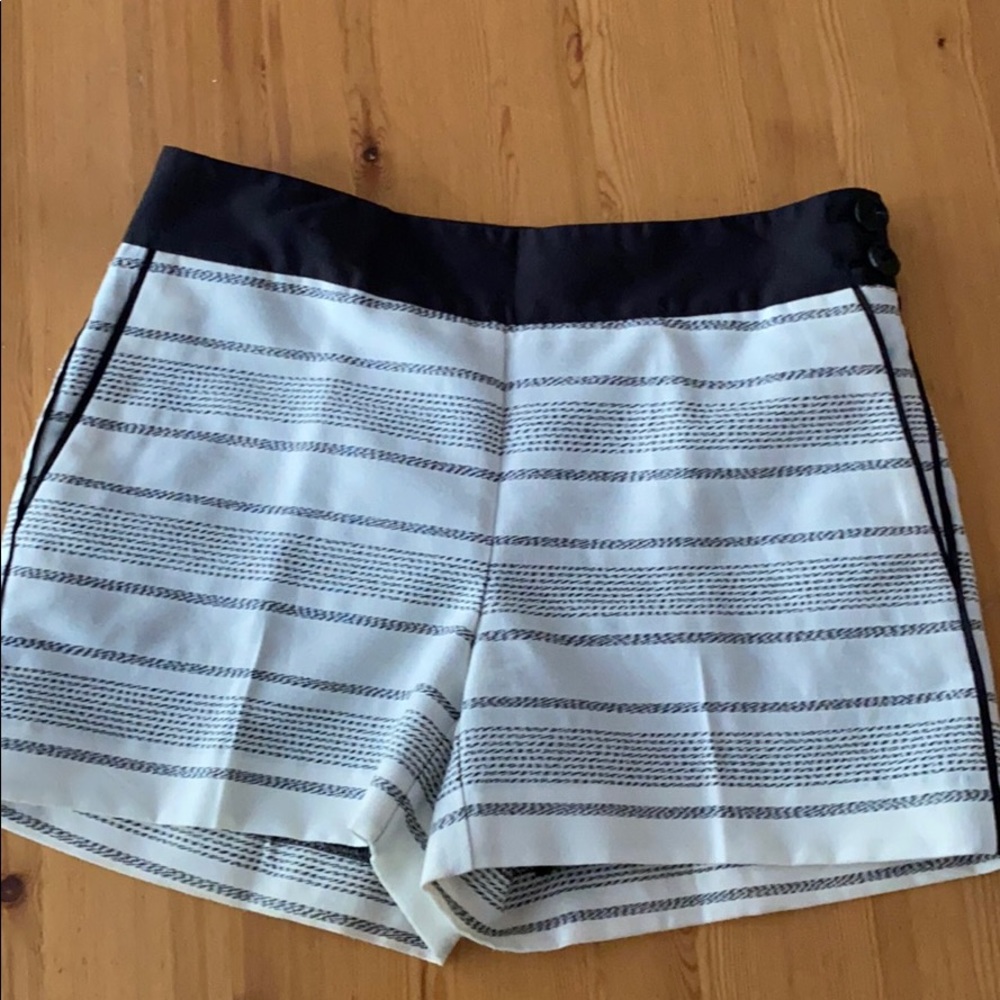 Dress shorts with pockets black and cream